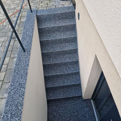Seitenansicht einer Außentreppe mit anthrazitfarbenem Steinteppich – Treppensanierung außen von mf.steintechnik aus Kirchheim am Neckar