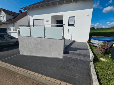 Wohnhaus mit sanierter Terrasse, Glasgeländer und Steinteppich-Stufen – Terrassensanierung von mf.steintechnik aus Kirchheim am Neckar