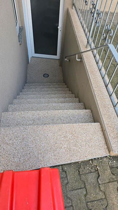 Innentreppe mit grauem Steinteppich in einem Treppenhaus – Treppensanierung innen von mf.steintechnik aus Kirchheim am Neckar