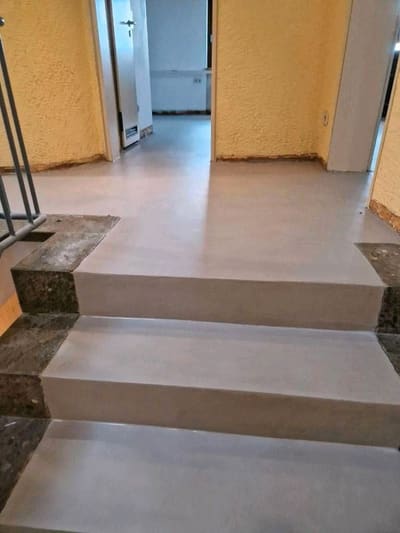 Podest und Stufen mit heller Mikrozement-Oberfläche – Designoberflächen von mf.steintechnik aus Kirchheim am Neckar
