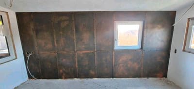 Wandfläche in Rostoptik mit sichtbarer Plattenteilung und Fenster – Designoberflächen von mf.steintechnik aus Kirchheim am Neckar