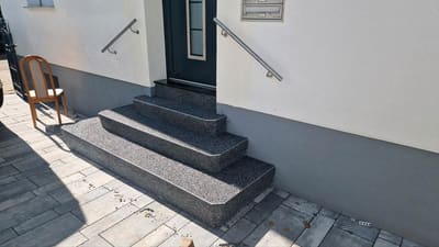 Hauseingang mit neuen Steinteppich-Stufen und Handlauf – Eingangssanierung von mf.steintechnik aus Kirchheim am Neckar