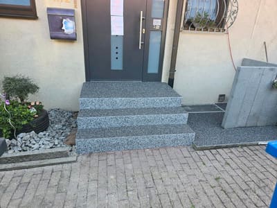 Eingangspodest mit Steinteppich vor einer Haustür – Eingangssanierung von mf.steintechnik aus Kirchheim am Neckar