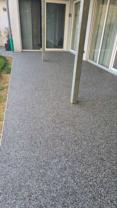 Überdachte Terrasse mit Säulen und grauem Steinteppich – Terrassensanierung von mf.steintechnik aus Kirchheim am Neckar