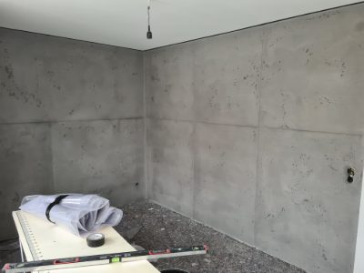 Raum mit umlaufenden Wänden in Betonoptik über einem dunklen Steinteppich-Boden – Betonoptik von mf.steintechnik aus Kirchheim am Neckar