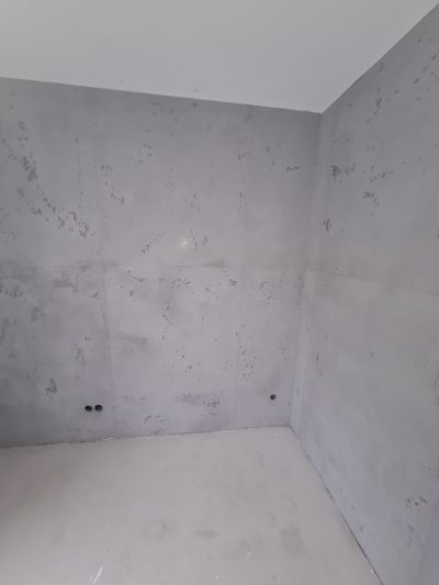 Heller Wandbereich in Betonoptik in einer Nische mit sichtbarem Plattenraster – Betonoptik von mf.steintechnik aus Kirchheim am Neckar