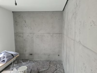 Raumecke mit zwei Wänden in Betonoptik während der Bauphase – Betonoptik von mf.steintechnik aus Kirchheim am Neckar