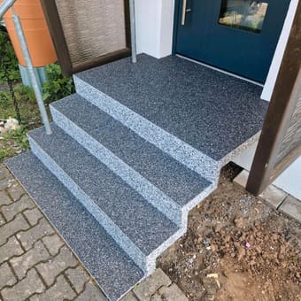 Neu belegte Eingangstreppe mit anthrazitfarbenem Steinteppich – Treppensanierung außen von mf.steintechnik aus Kirchheim am Neckar
