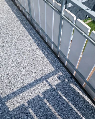 Randabschluss und Entwässerung an einem Balkon mit Steinteppich – Abdichtung im Außenbereich von mf.steintechnik aus Kirchheim am Neckar