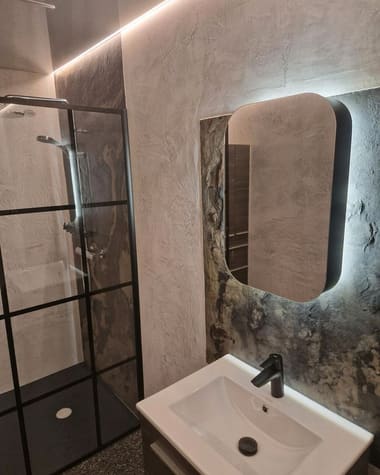 Fugenloses Badezimmer mit Mikrozement, Spiegel und Duschabtrennung – Badsanierung von mf.steintechnik aus Kirchheim am Neckar