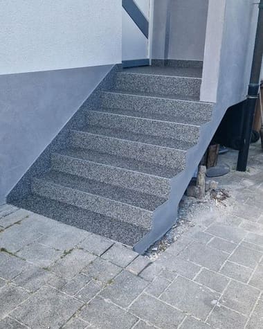 Außentreppe mit tragfähigem Unterbau und glatt verputzter Wange – fachmännische Untergrundvorbereitung von mf.steintechnik aus Kirchheim am Neckar