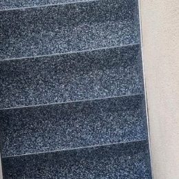 Steinteppich in Anthrazit auf einer Außentreppe – Farbmuster aus einem ausgeführten Auftrag von mf.steintechnik aus Kirchheim am Neckar