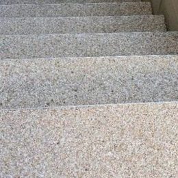 Grau melierter Steinteppich auf einer Treppe – Farbmuster aus einem ausgeführten Auftrag von mf.steintechnik aus Kirchheim am Neckar