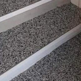 Steinteppich in Hellgrau auf einer Innentreppe – Farbmuster aus einem ausgeführten Auftrag von mf.steintechnik aus Kirchheim am Neckar