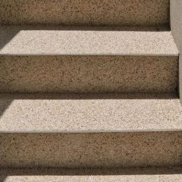 Steinteppich in Sandbeige auf Treppenstufen – Farbmuster aus einem ausgeführten Auftrag von mf.steintechnik aus Kirchheim am Neckar