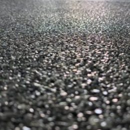 Schwarz-weiß gesprenkelter Steinteppich auf einer Bodenfläche – Farbmuster aus einem ausgeführten Auftrag von mf.steintechnik aus Kirchheim am Neckar